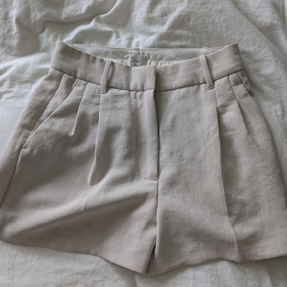 Wilfred Aritzia Elegant Cream Women's Dress Shorts